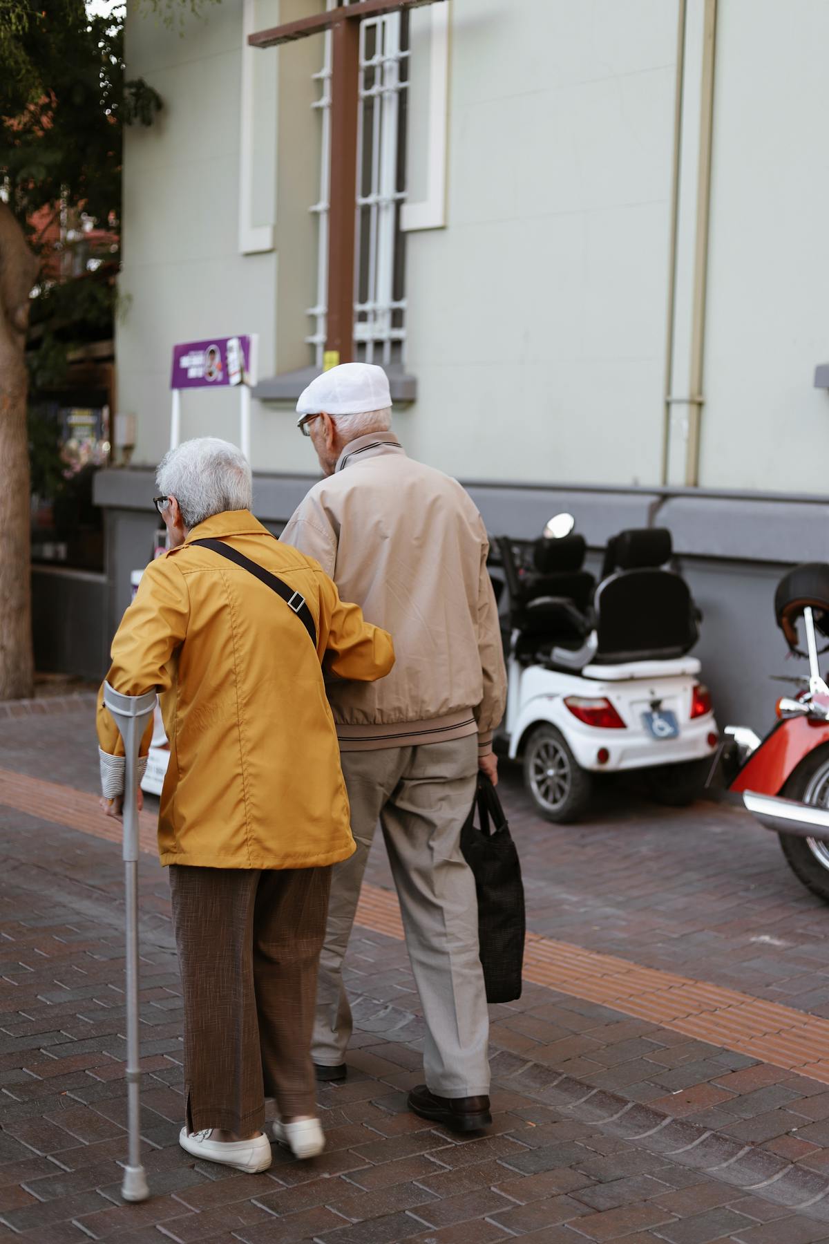 Individual one-to-one mobility session with an older adult